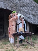 und besiegeln die Liebe mit einem Kuss