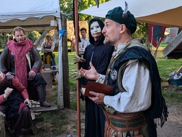 Dorfvorsteher begruesst die Reisenden