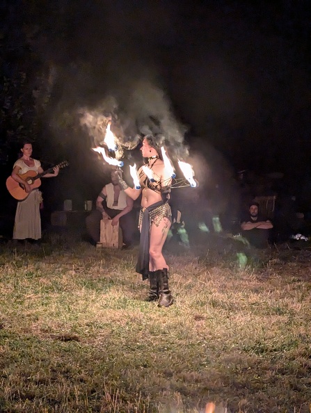 Jumana in der Feuershow.jpg